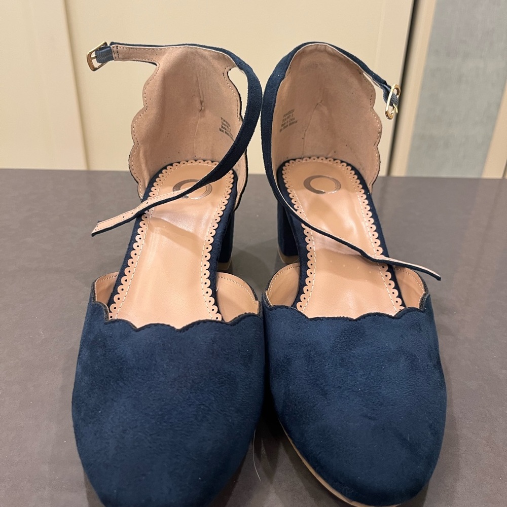 Closed toe blue suede shoe NEVER WORN